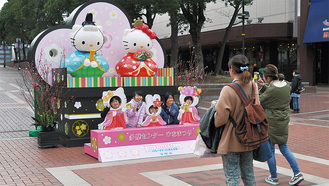 設置されたパネルで撮影する子どもたち