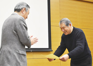 81人に合格証を授与