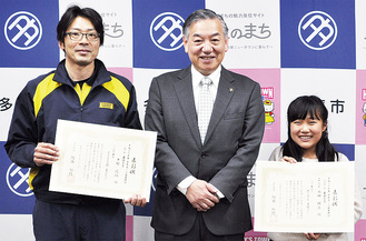 阿部市長から賞状を手渡された中村さん（左）と西田さん