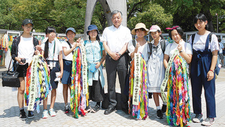 昨年、阿部市長と広島を訪れた子どもたち