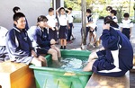 足湯につかる生徒たち