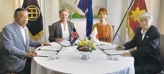昨年８月に事前キャンプ地の覚書を交わした。左から阿部市長、アイスランド国立オリンピック・スポーツ協会のリネイ事務総長、同国のエーリン大使、国士舘の大澤理事長