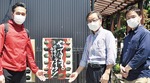 ポスターとチラシを制作した（左から）妹尾さん、小林さん、田中さん