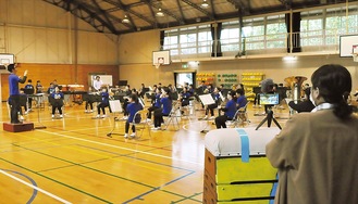 諏訪小学校ブラスバンドの演奏を撮影