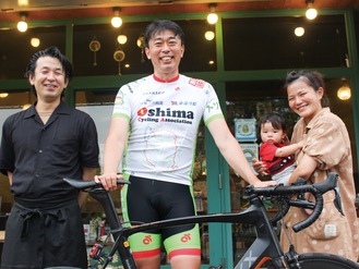 自転車談議に花を咲かせる中山さん（中央）と村田夫妻
