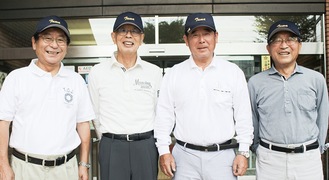 オリジナルの帽子を被る連盟幹部。左から安藤さん。渕上誠二、小暮信幸・両副会長、中村欣功・理事