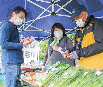 多摩産野菜について話す石山さん（左）と藤井さん（右）