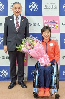 阿部市長から花束を贈られ、笑顔をみせる土田選手