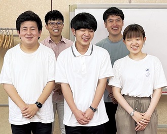 交代で指導する大学生講師（後列左から）共同代表の二宮さん、村上さん