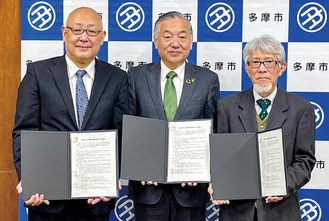締結式に出席した（左から）杉田副学長、阿部市長、石飛校長