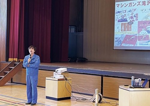 児童らに語りかける滝沢秀一さん