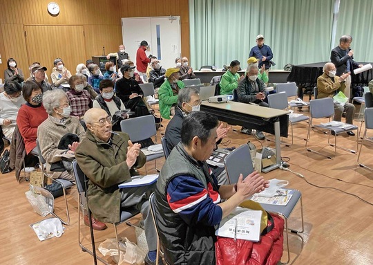 署員の話を真剣な表情で聞く参加者