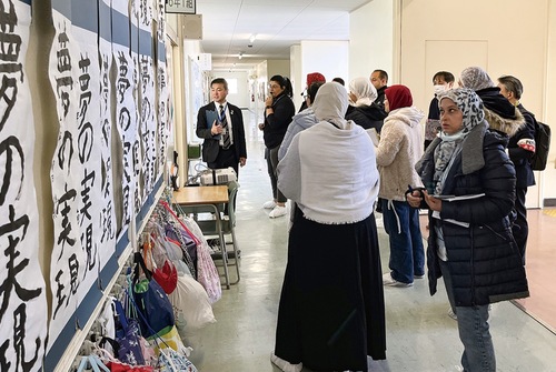 貝取小学校の校内を視察するエジプト教育者