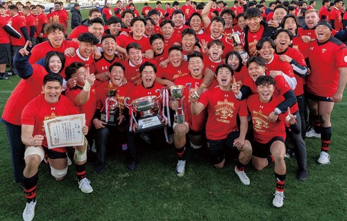 優勝によろこびを爆発させるメンバーたち＝同大学広報提供