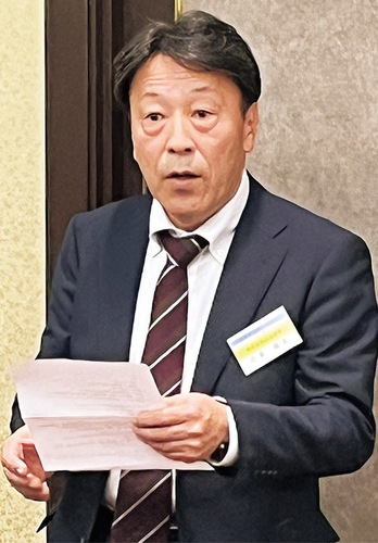 あいさつする小泉会長