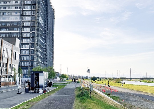 キッチンカースペースなどが整備された河川敷