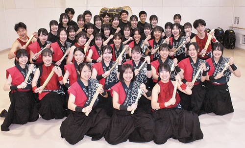 松が谷高校和太鼓部の部員ら