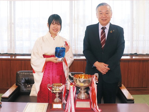 阿部市長（右）にクイーン位獲得を報告する矢島さん＝市提供