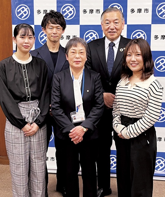 小山代表会長（前列中央）、飛田専任講師（後列左）、阿部裕行市長（同右）と活動に参加した学生