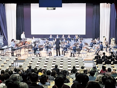 多摩大学附属聖ヶ丘中学高等学校吹奏楽部のステージ