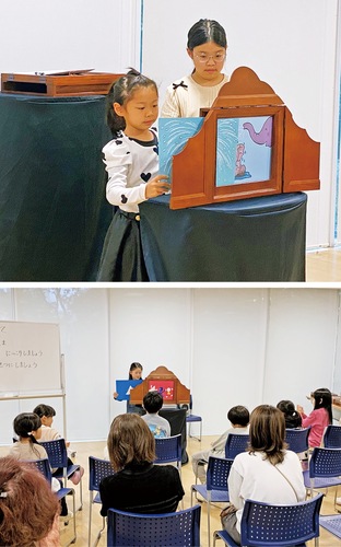姉妹で紙芝居を披露（上）、大勢の鑑賞者の前で実演する児童（下）