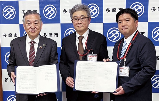 協定式に臨む（左から）阿部市長、坂口弘基多摩郵便局長、持田玄久多摩貝取北郵便局長