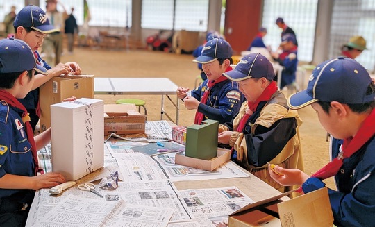 こどもまつりで募金するための箱を作る子どもたち＝多摩第３団提供