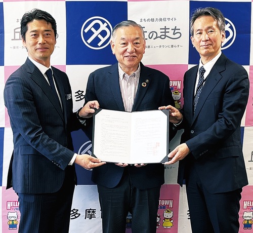 締結式に出席した（左から）宇賀神さん、阿部市長、皆川さん