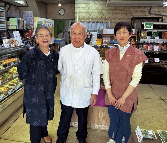店を切り盛りしてきた永井さん夫妻と娘の渡辺亜紀恵さん（右）