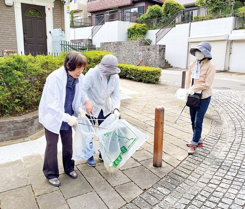 住宅街を清掃する多摩市赤十字奉仕団のメンバー