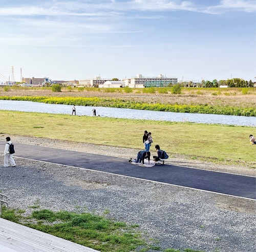 キッチンカースペースも整備された河川敷