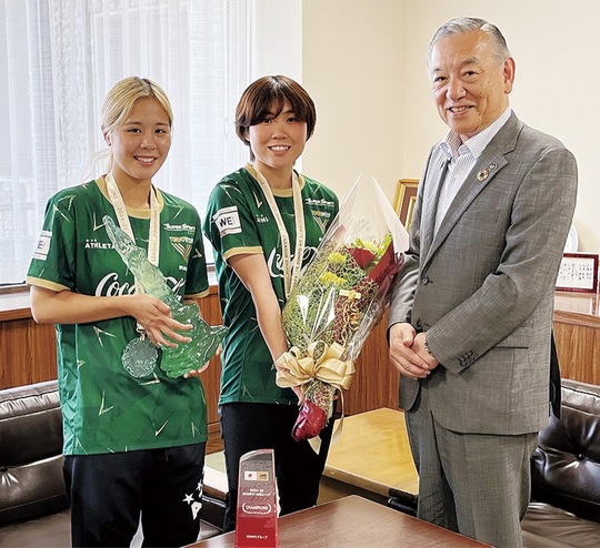 阿部市長を訪問した木村選手（左）と岩崎選手