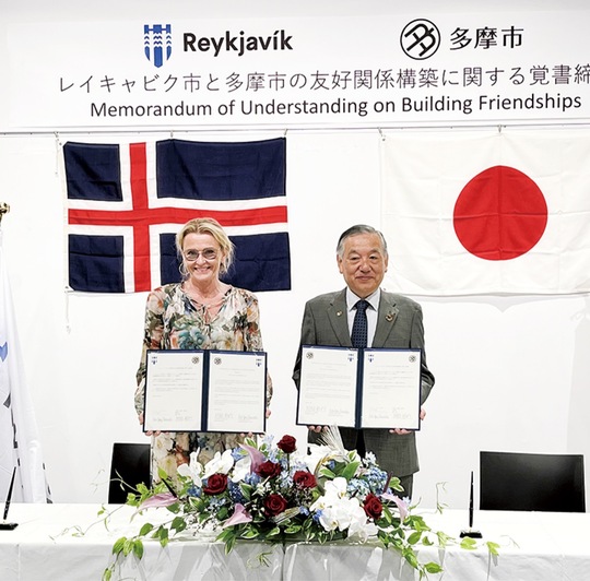 調印式に臨むヘイダ市長（左）と阿部市長