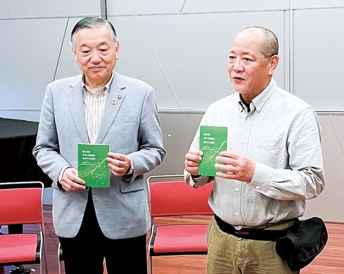 お披露目会に出席した阿部市長（左）と桃井代表