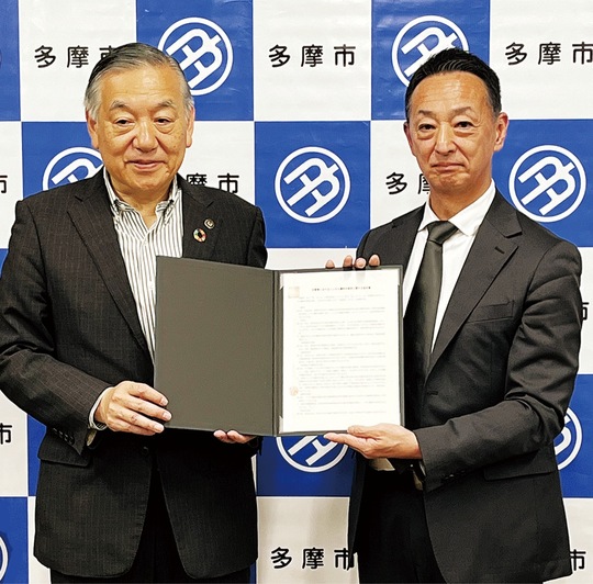 協定書を取り交わす阿部市長（左）と名取副社長