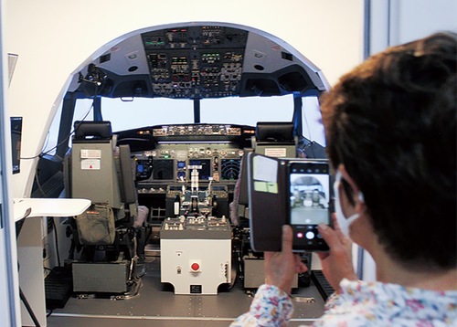 展示された「コクピット」を撮影する来場者