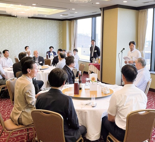 来場者を前にあいさつに立つ小泉会長