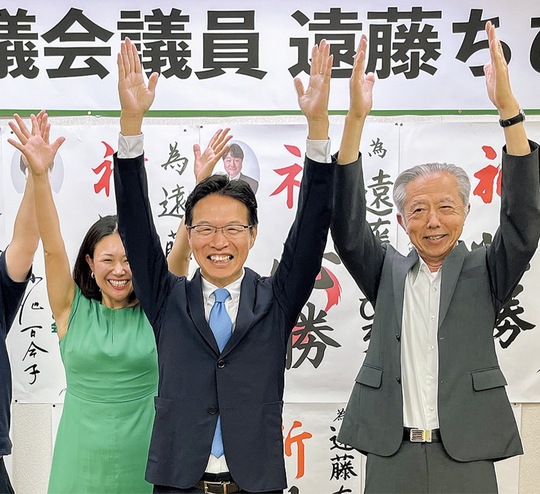 支持者らと万歳する遠藤氏（中央）