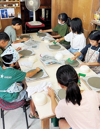 子どもたちによる陶芸体験