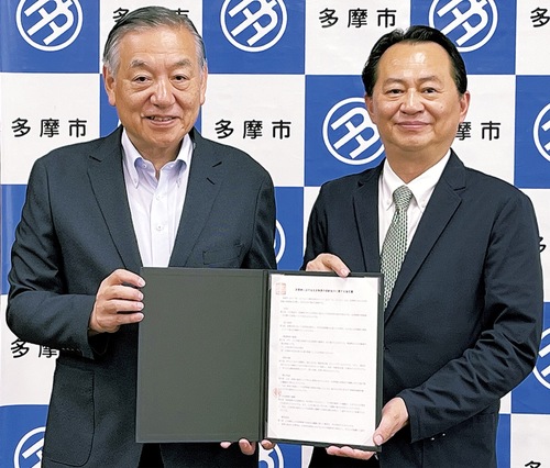 協定書を取り交わす阿部市長（左）とカインズの小玉さん