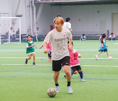 指導する橋岡選手＝不動産投資クラウドファンディングＣＯＺＵＣＨＩ提供