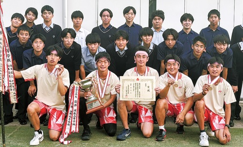 ３種目を制覇した日大三高の選手ら