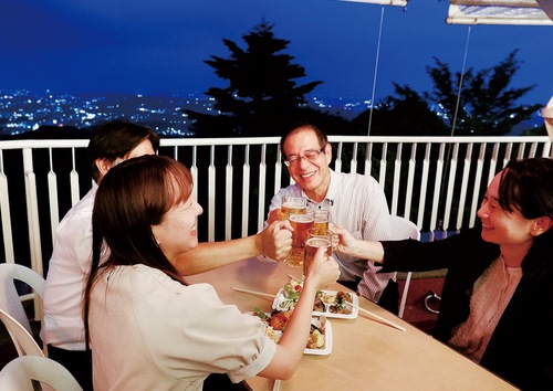 夜景を眺めながら乾杯できる席もある