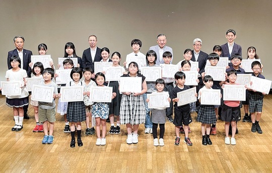笑顔で表彰状を持つ児童生徒ら