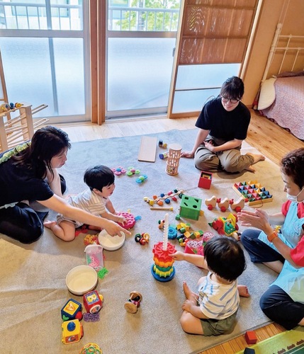 おもちゃで遊ぶ参加者