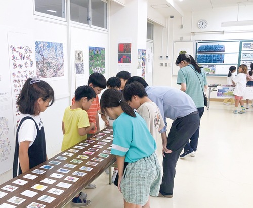 作品を鑑賞する児童