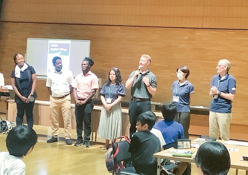 参加した児童を前に自己紹介する外国語指導助手