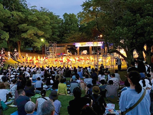 自然の公園がステージに＝同実行委員会提供