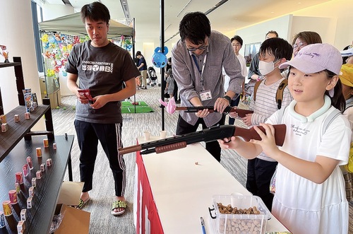 来場者でにぎわう射的コーナー
