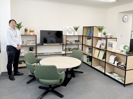 まちづくりステーションコーナーを案内する高橋所長